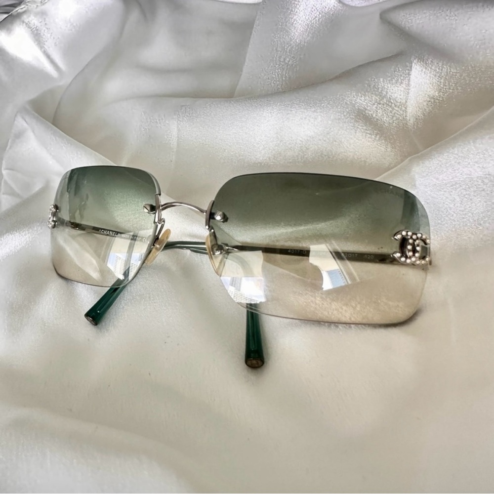 Vintage 𝑪𝑯𝑨𝑵𝑬𝑳 Swarovski crystals ccs Chic Green Gradient Sunglasses #048
